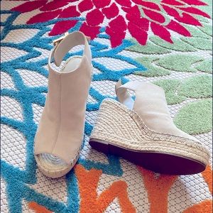 Beige Kenneth Cole size 7 platform wedge